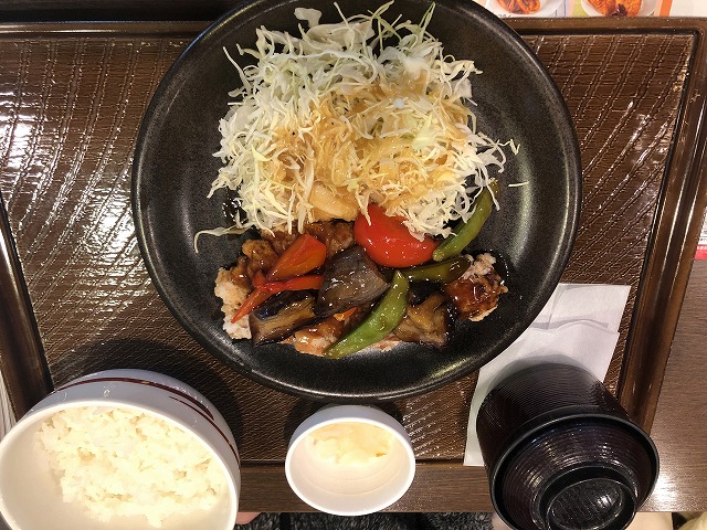 若鶏竜田と彩り野菜の黒酢あんランチ
